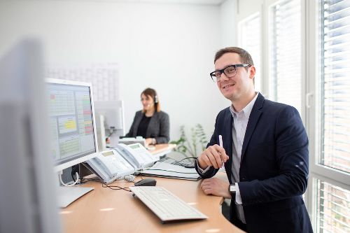 Paul Malsam, Teamleiter des Service Centers, am Schreibtisch