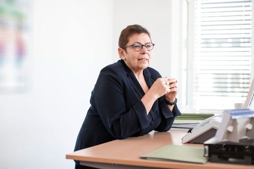 Sekretärin und Sachbearbeiterin Ulrike Heil im Porträt