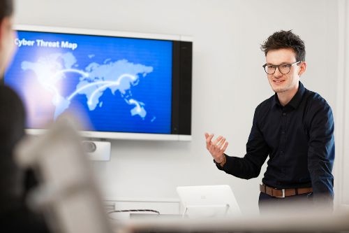 Nicolai Schwab vom Security Office spricht.