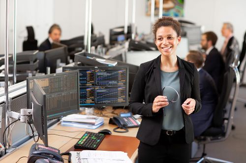 Junior-Händerlin im Treasury Leanne Akpoguma am Arbeitsplatz