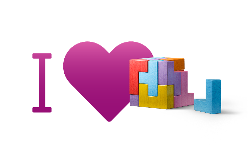 Herz neben bunten Holzbausteinen