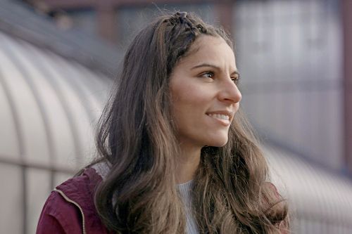 Eine junge Frau, die in die Ferne schaut