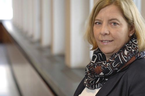 Portraitfoto einer Frau im Blazer