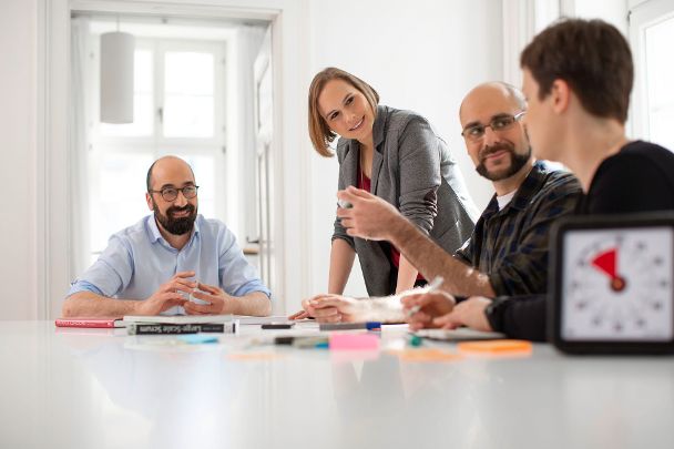 Team im Meeting mit Post-Its