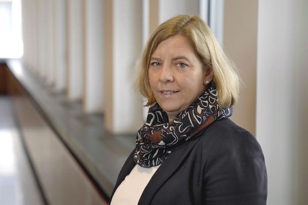 Portraitfoto einer Frau im Blazer