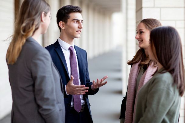 Gruppe von Studierenden und Absolvent:innen im Gespräch