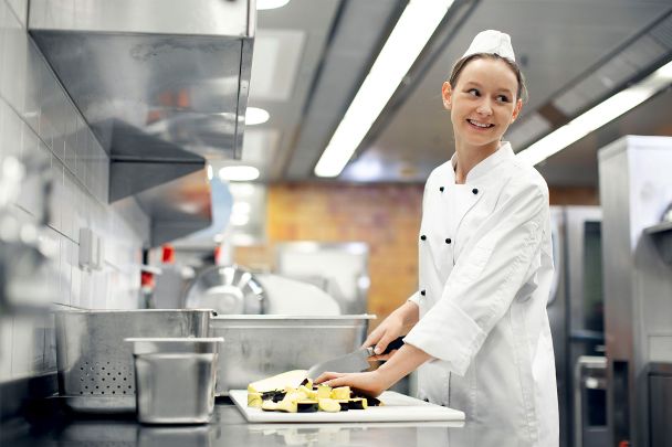 Azubi-Köchin Stefanie Obst beim Gemüseschneiden