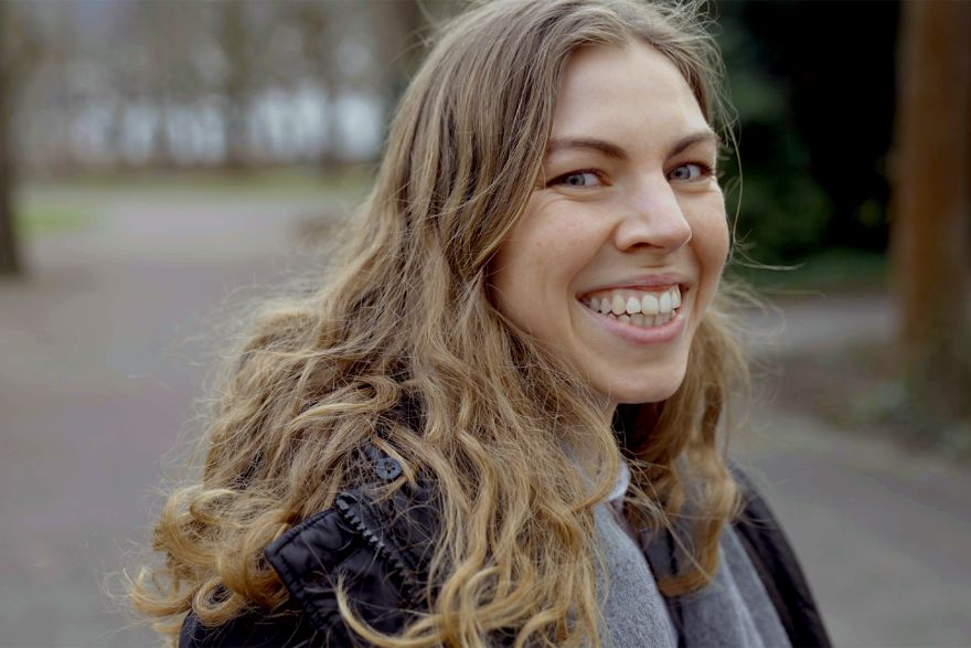 Portraitfoto einer lachenden Frau