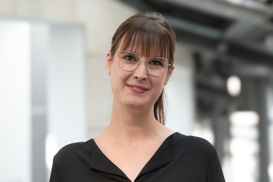 Porträt einer lächelnden jungen Frau.