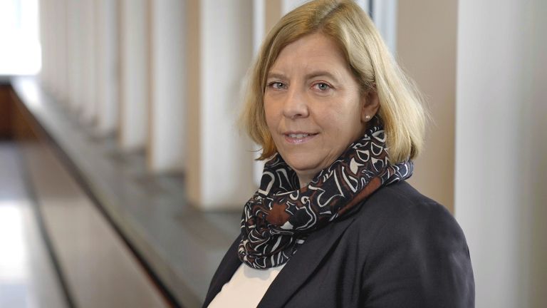 Portraitfoto einer Frau im Blazer