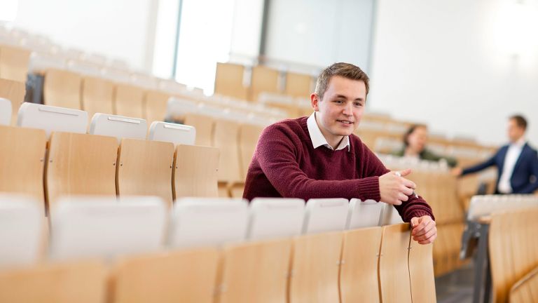 DH-Student BWL Fabian Weiß sitzt im Hörsaal.