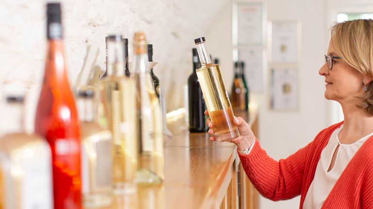 Jana Menzel vom Marketing und Vertrieb begutachtet Wein.