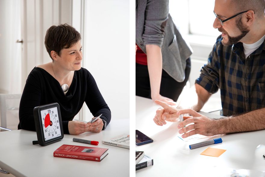 Scrum Master Jonathan Rothenberg arbeitet im Team.