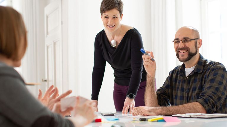 Scrum Master Jonathan Rothenberg arbeitet im Team.