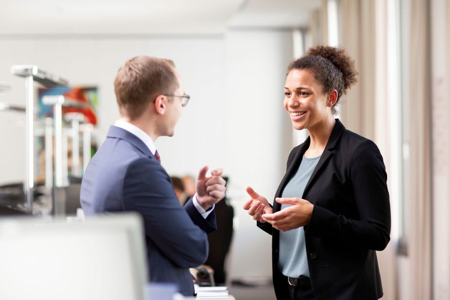 Junior-Händerlin im Treasury Leanne Akpoguma in einer Konversation