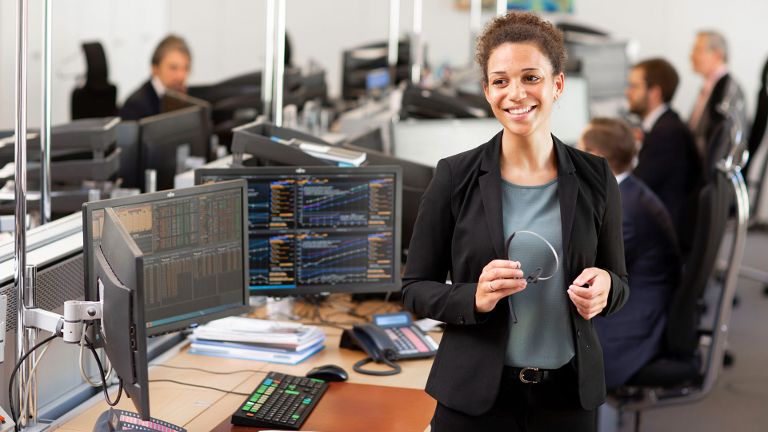 Junior-Händerlin im Treasury Leanne Akpoguma am Arbeitsplatz