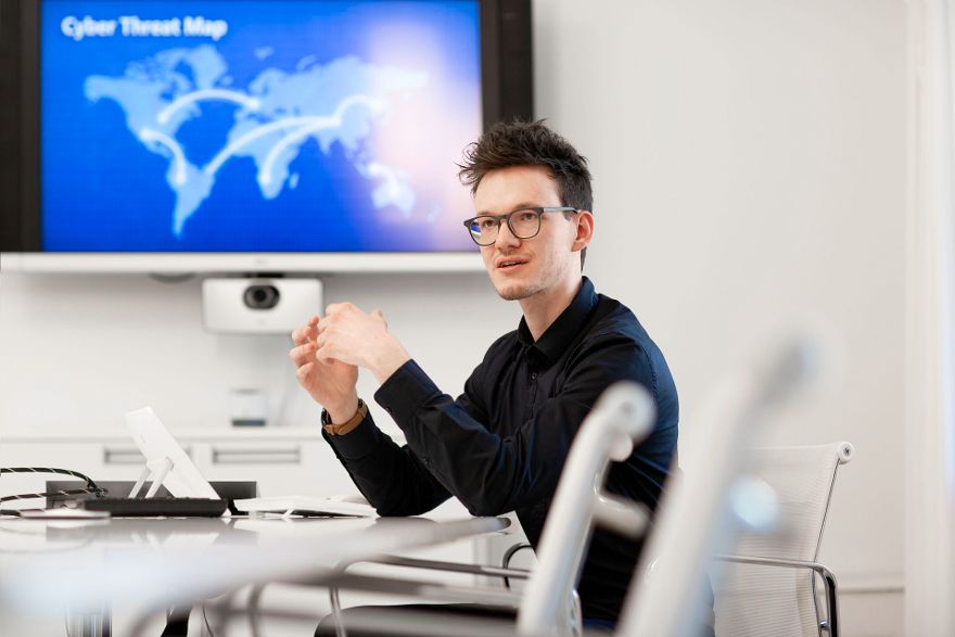 Nicolai Schwab vom Security Office im Konferenzraum
