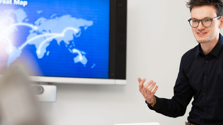 Nicolai Schwab vom Security Office spricht.