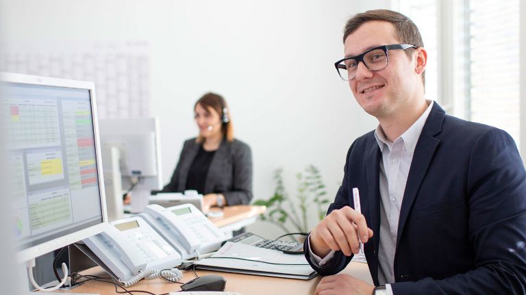 Paul Malsam, Teamleiter des Service Centers, am Schreibtisch