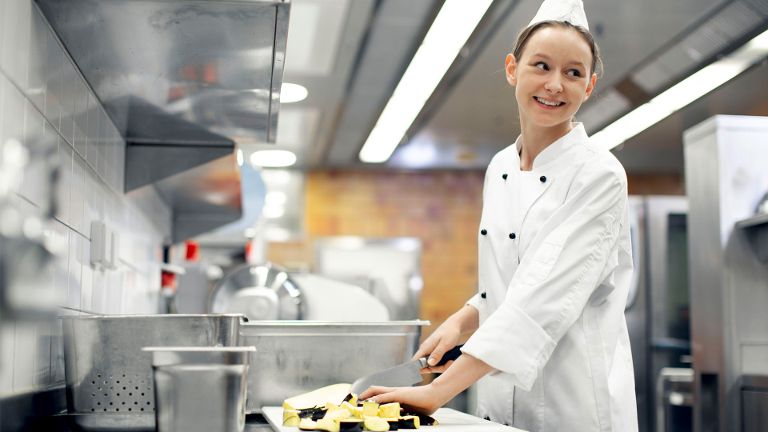 Azubi-Köchin Stefanie Obst beim Gemüseschneiden