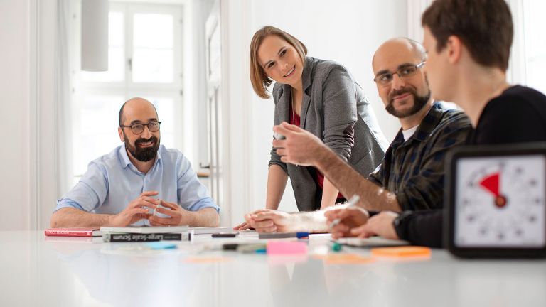 Team im Meeting mit Post-Its
