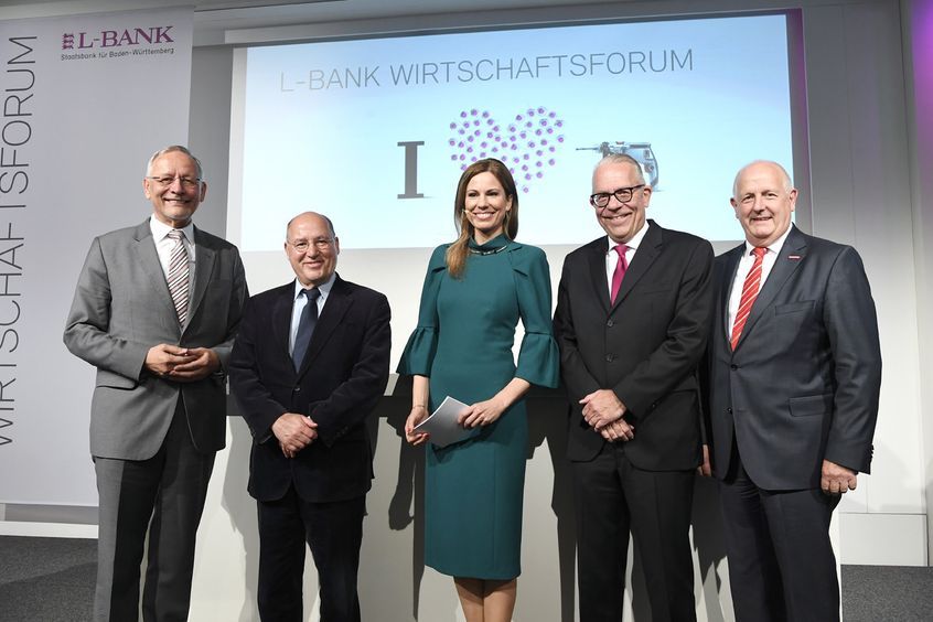 Menschen auf einer Bühne beim Wirtschaftsforum