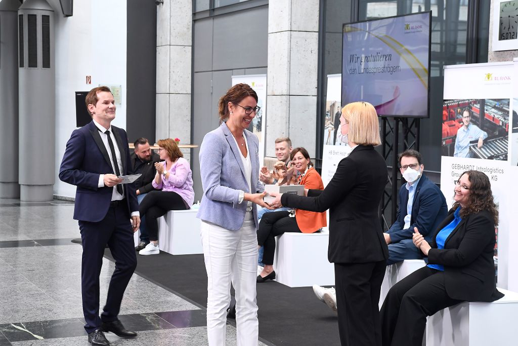 Magdalena Hefele-Golubic nimmt als Drittplatzierte den Landespreis für die Arztpraxis im GeLo entgegen