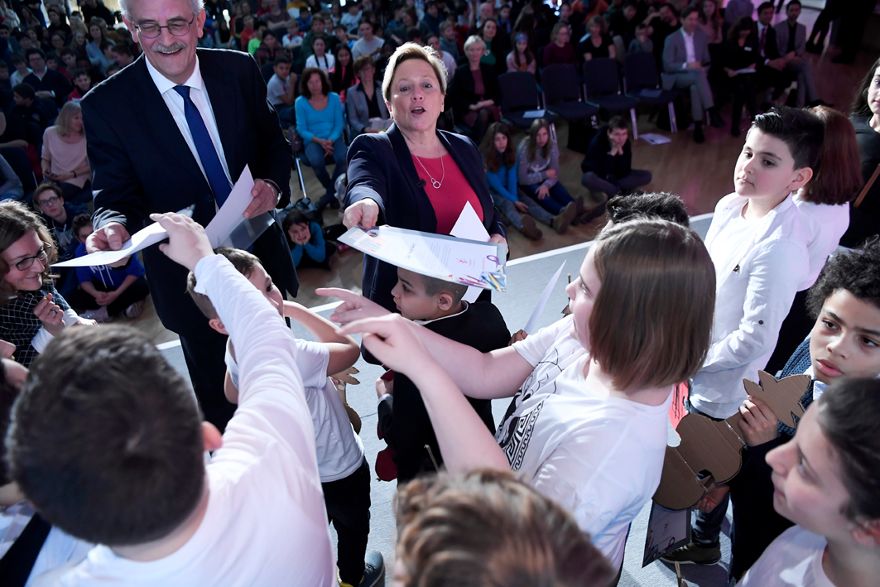 Susanne Eisenmann spricht mit Kindern