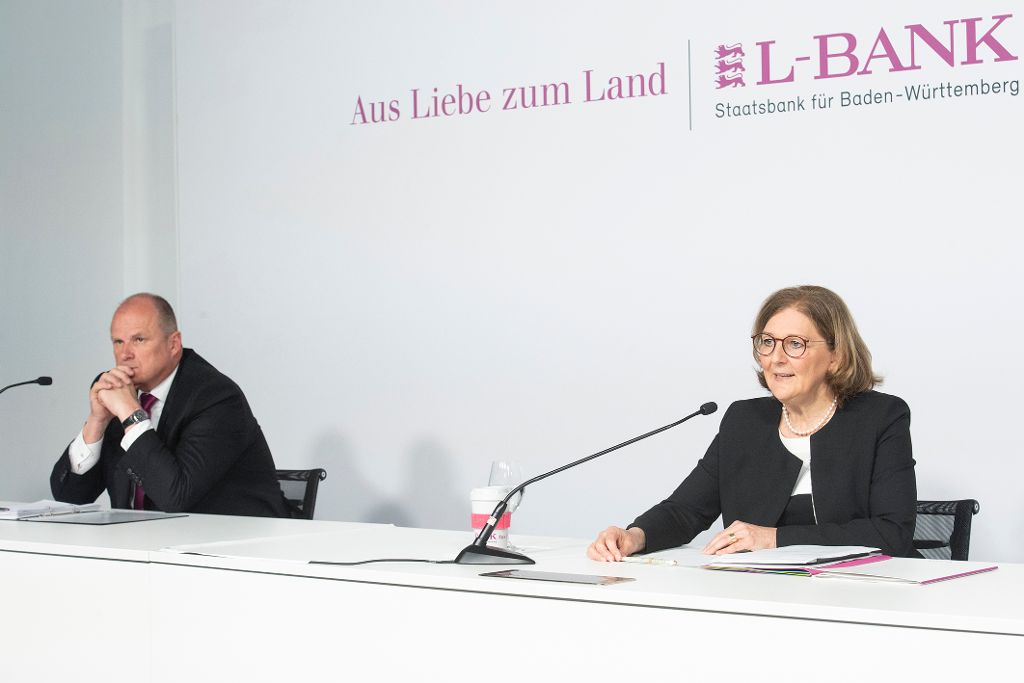 Dr. Ulrich Theileis und Edith Weymayr sitzend bei ihren Vorträgen