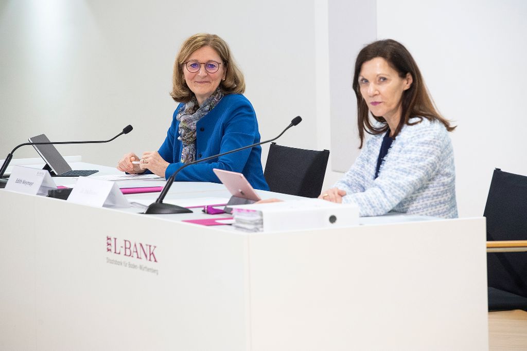 Edith Weymayr und Dr. Iris Reinelt sitzend auf einem Foto