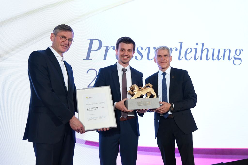 Staatsekretär Dr. Patrick Rapp überreicht Trophäe und Urkunde an Philipp Engelkamp von INERATEC GmbH