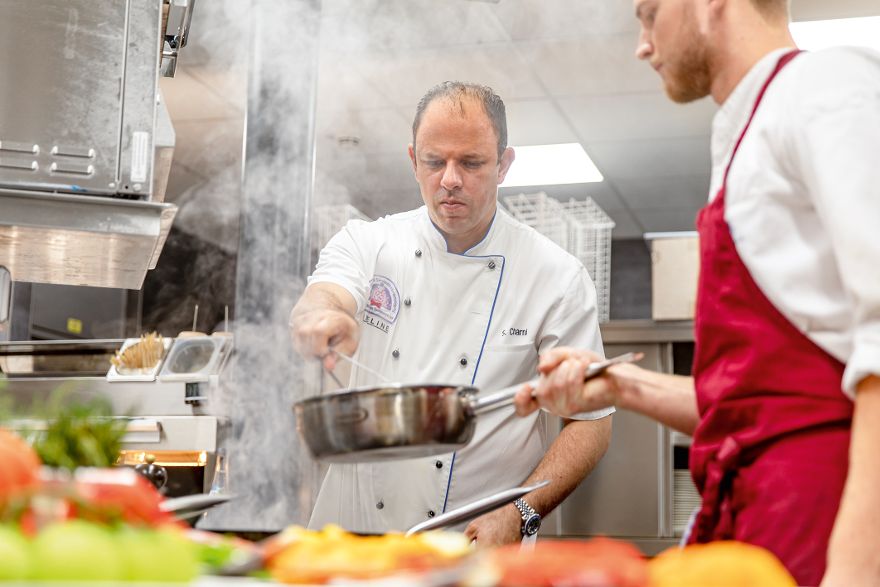 Soufyen Charni beim Kochen