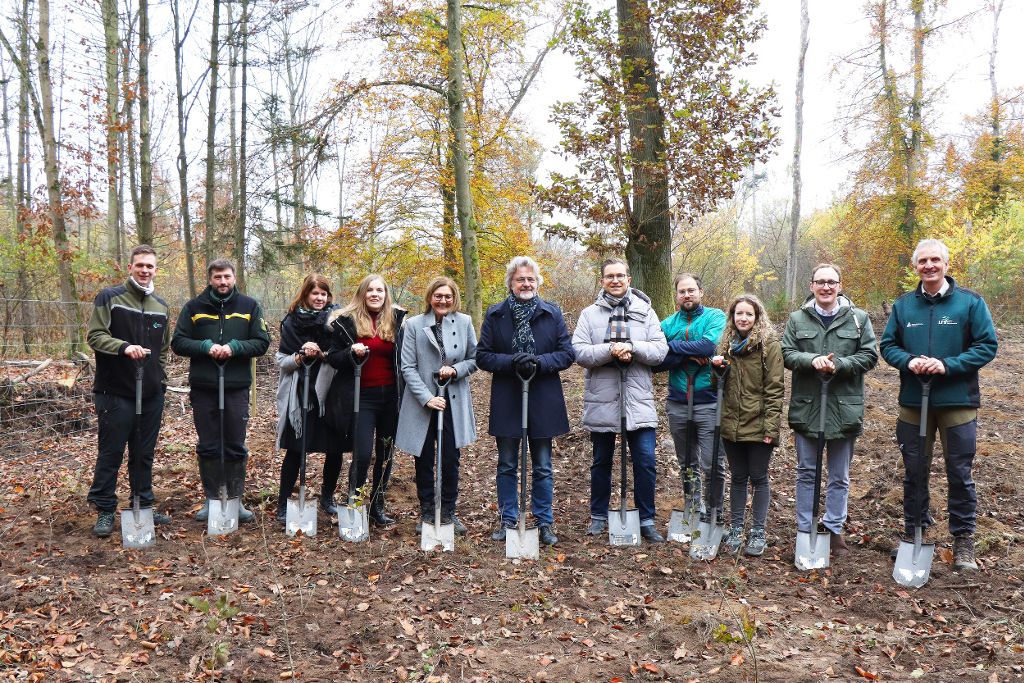 4. Person von links: Edith Weymayr, 5. Person von links: Dr. Frank Mentrup mit Mitarbeitenden des Forstamts Karlsruhe und der L-Bank