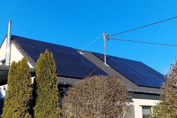 Photovoltaik-Anlage auf dem Dach des Malerbetriebs Fischer