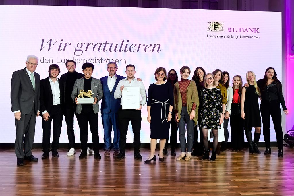 Ministerpräsident Winfried Kretschmann und Vorstandsvorsitzende der L-Bank Edith Weymayr überreichen Trophäe an Codefy.