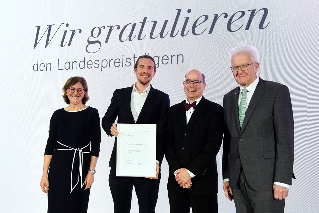 Ministerpräsident Winfried Kretschmann und Vorstandsvorsitzende der L-Bank Edith Weymayr überreichen Urkunde an Concular.
