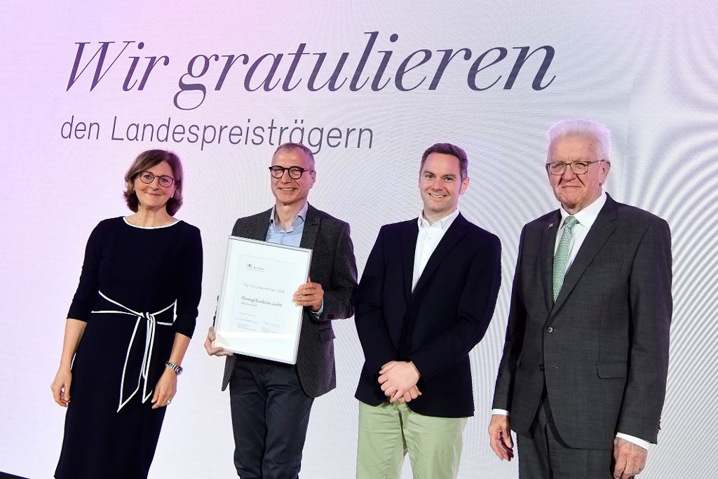 Ministerpräsident Winfried Kretschmann und Vorstandsvorsitzende der L-Bank Edith Weymayr überreichen Urkunde an farming revolution.