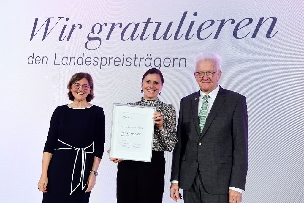 Ministerpräsident Winfried Kretschmann und Vorstandsvorsitzende der L-Bank Edith Weymayr überreichen Urkunde an Off-Grid Europe.