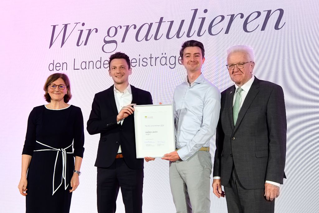 Ministerpräsident Winfried Kretschmann und Vorstandsvorsitzende der L-Bank Edith Weymayr überreichen Urkunde an vialytics.