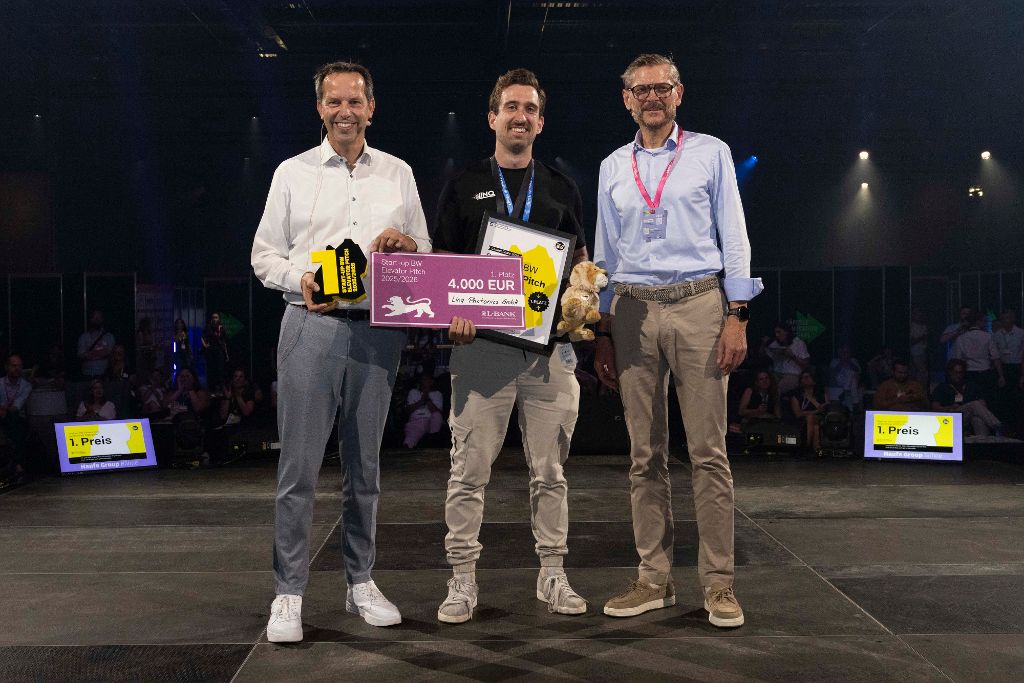 Staatssekretär Thomas Dörflinger, Rasmus Bankwitz von Linq Photonics und L-Bank-Vorstand Johannes Heinloth (von links)
