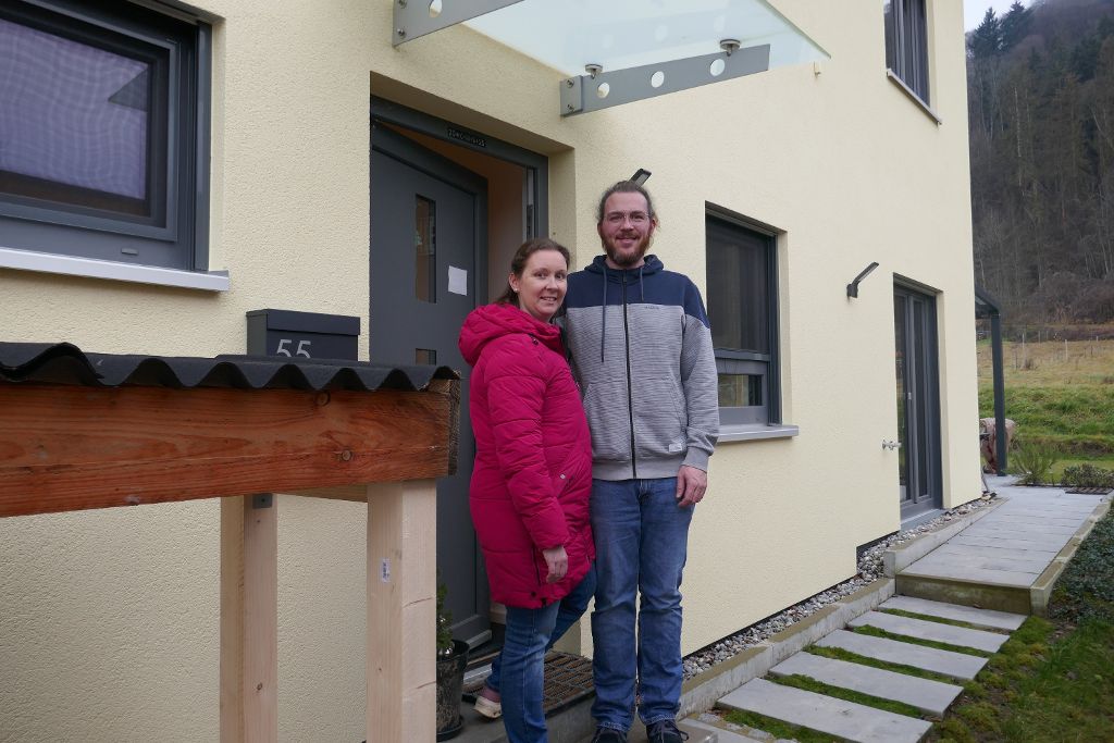 Die Eigentümer Stefanie und Alexander vor ihrem Haus in Radolfzell