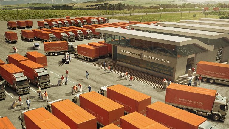 Viele weiße LKWs mit orangener Plane, dazwischen schieben Menschen Pakete zu den LKWs, die aus einem Gebäude in der Mitte kommen
