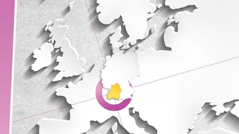 Eine weiße Europakarte, Baden-Württemberg ist gelb hervorgehoben und liegt in einem lila Fadenkreuz