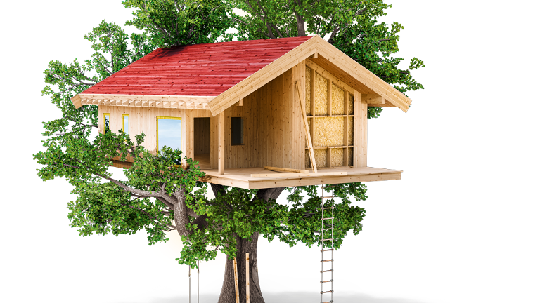 Ein Baumhaus aus hellem Holz mit rotem Dach in einem grünen Laubbaum