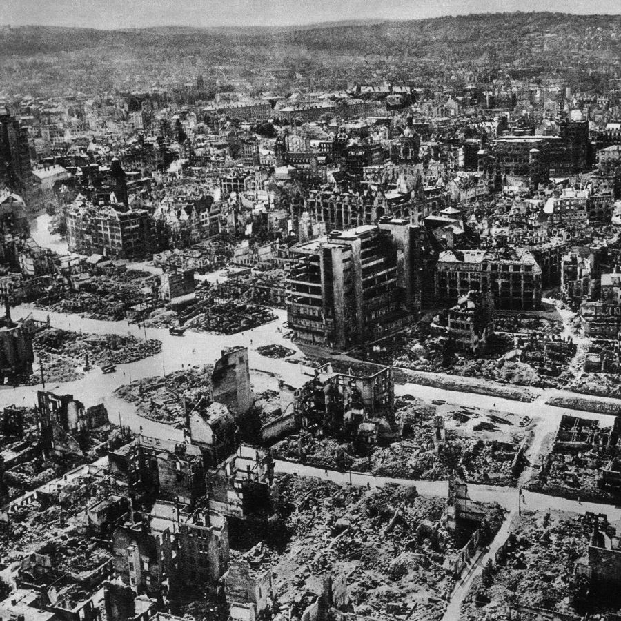 Luftbild einer zerbombten Stadt