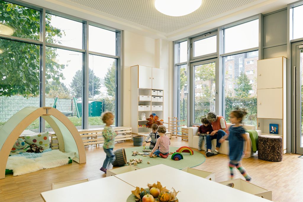 Spielende Kinder in einem Kindergarten