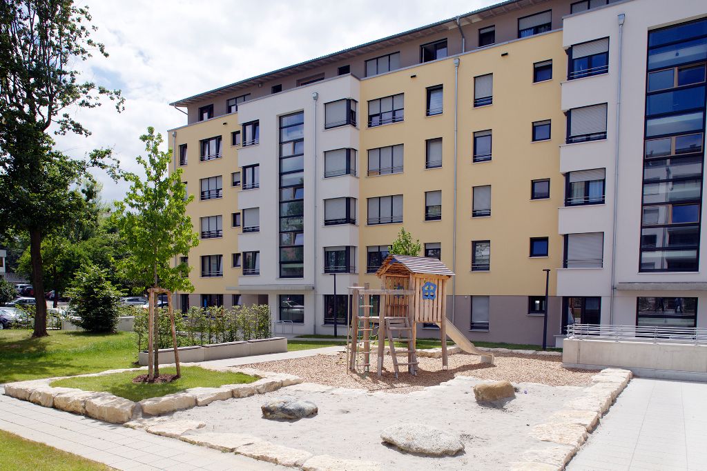 Spielplatz vor Mehrfamilienhäusern