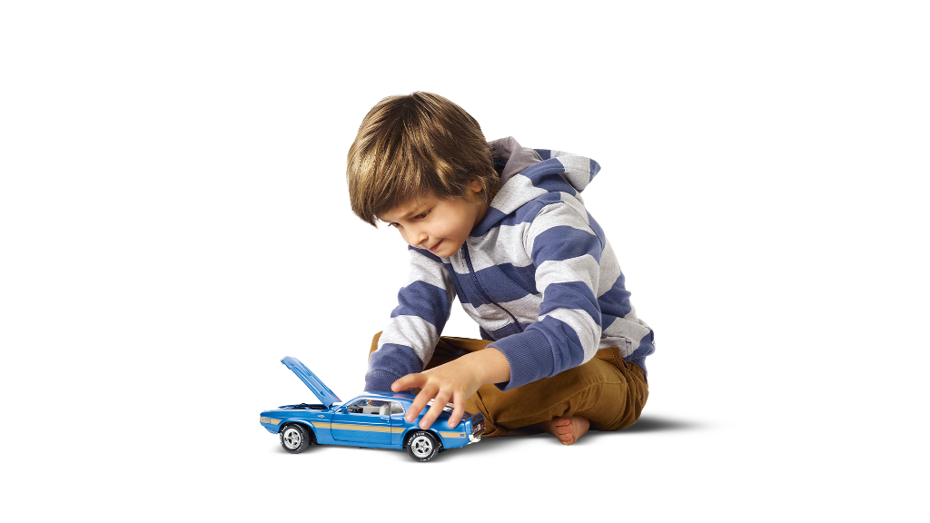 Junge spielt mit Spielzeugauto