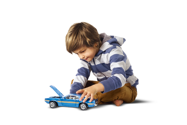 Junge spielt mit Spielzeugauto